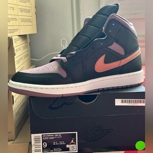 🔥NWB-JORDAN 1 MID SE BLACK SKY J MAUVE SIZE 9 M🔥🤩